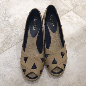 Espadrilles with sailboat pattern. Khaki/navy blue